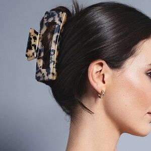 The Hair Edit Tortoise Oversized Claw Clip